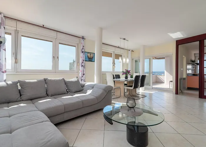 Luxury Apartment Overlooking The City