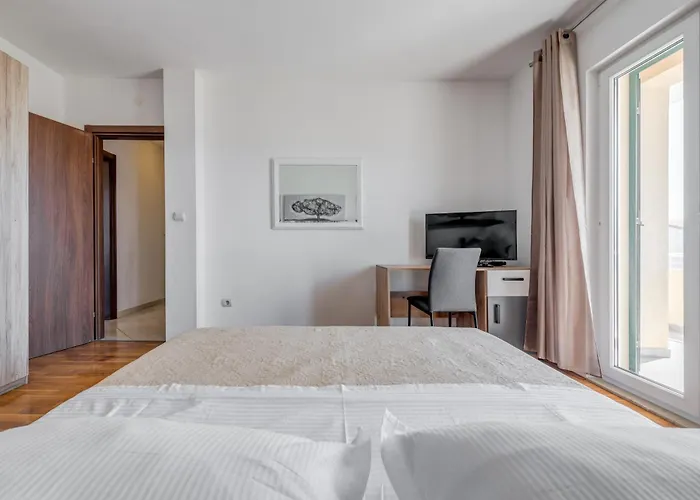 Apartment Renata + Private Swimming Pool In Split