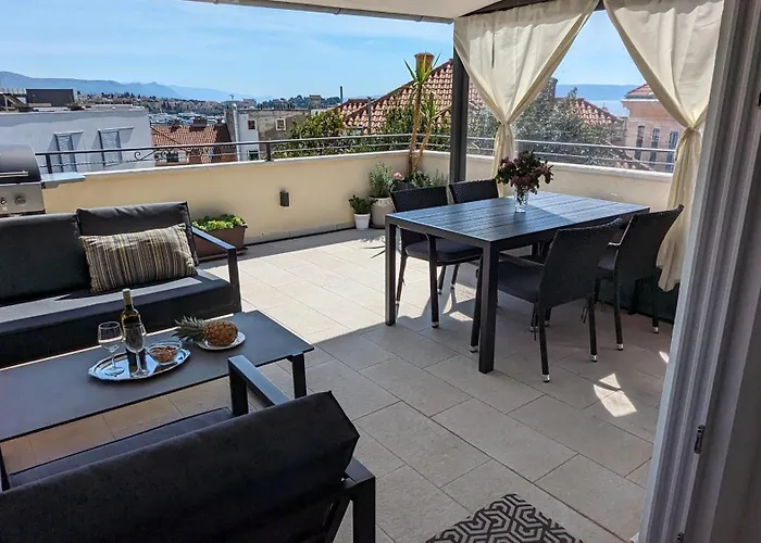 Prime Location Penthouse Apt With A Large Terrace