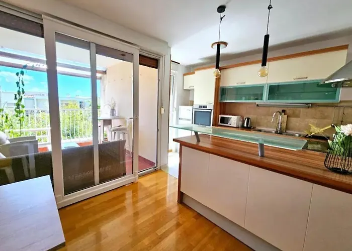 Beautiful Large Apartment, Walk To Beach