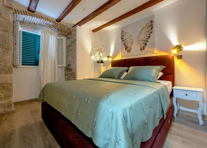 Bernard Deluxe Renovated Peaceful Old Town Gem