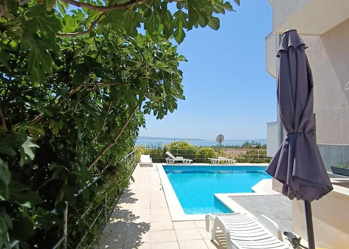 Apartment Lo - With Swimming Pool