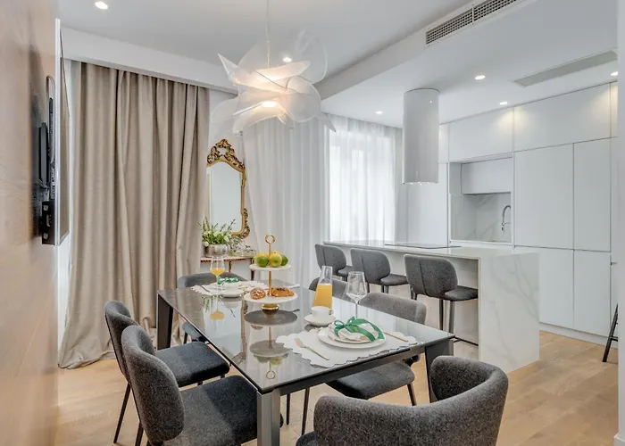 Top Location! Spacious Lux Apartment -5 Min From Beach & Centre