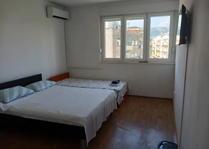 Room With Private Toilet And Terrace In City Center In Shared Apartment