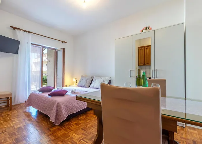 Lovely Apartment In Stobrec With Wifi