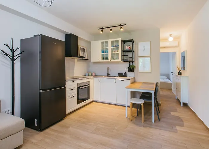 Apartments In Nice House Split With Garden For Children & Private Parking