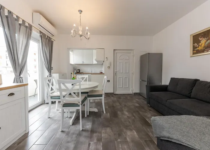 House Niko M With 6 Apartments
