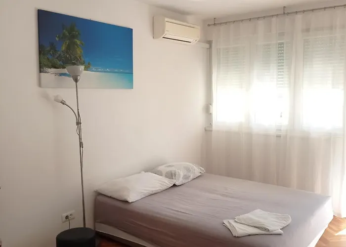 Pretty Big Double Bed Room With Balcony