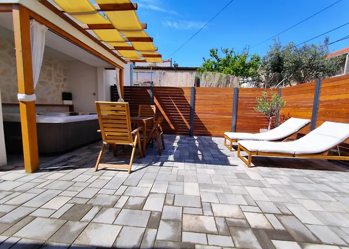 Tonina - House With Terrace, Jacuzzi, Free Parking