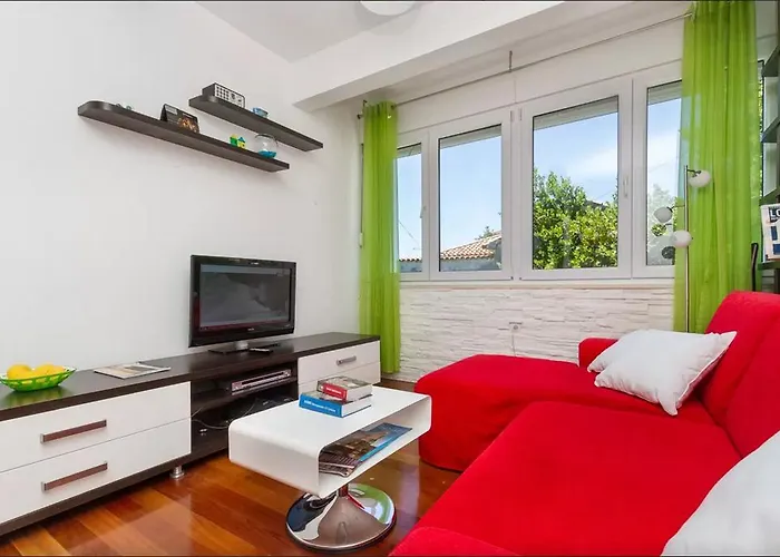 Apartment Put Meja