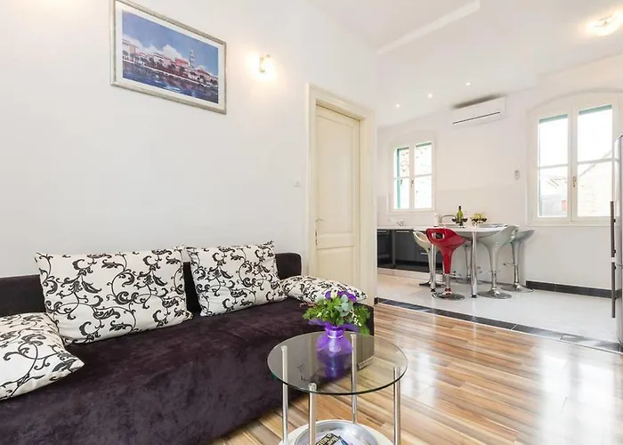 Apartment Central Old Town With Private Indoor Garage Parking