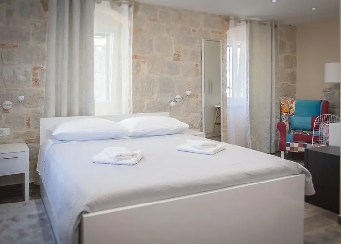 Elegant Residence Rooms & Apartments