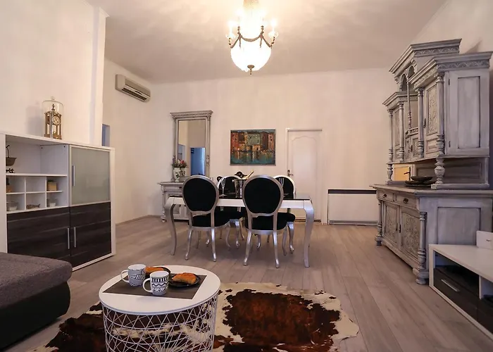 Apartment Papalic Palace