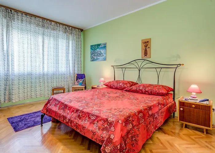 A Quiet Apartment With Balcony In Split