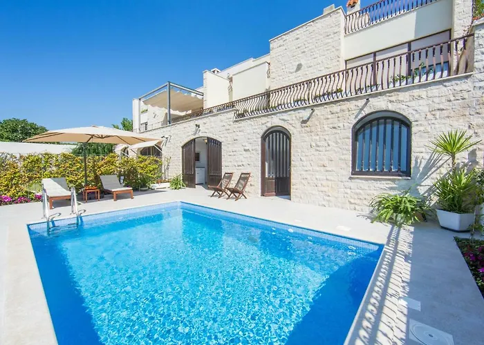 Melody M Apartment With Private Pool