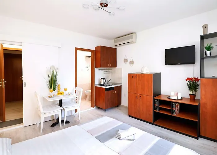 Apartment B&J Very Near Center Of Town