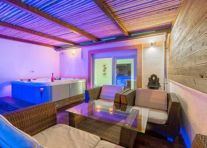 Alena Luxury Apartment With Jacuzzi