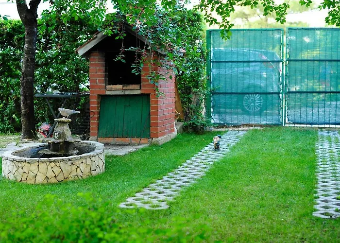 Green Garden Apartment