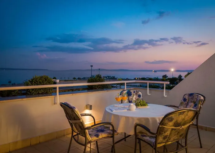 Seaside Apartment Gold 1Row