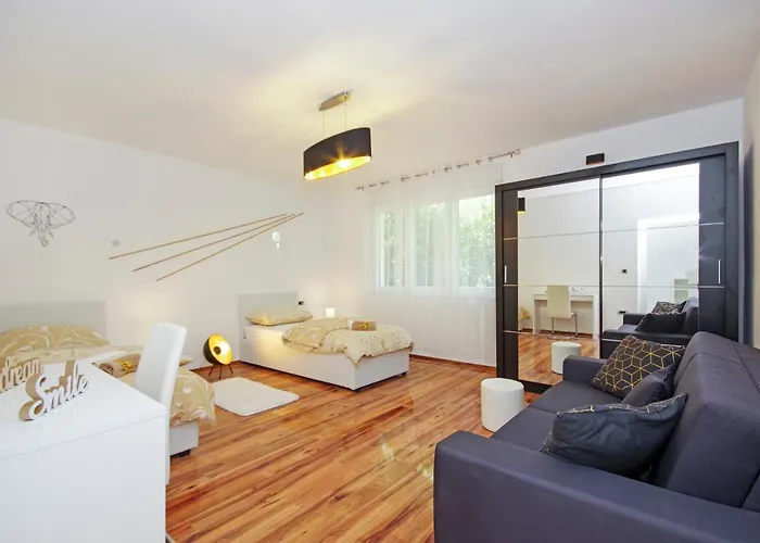 Split Symphony Veranda: Modern, New Apartment