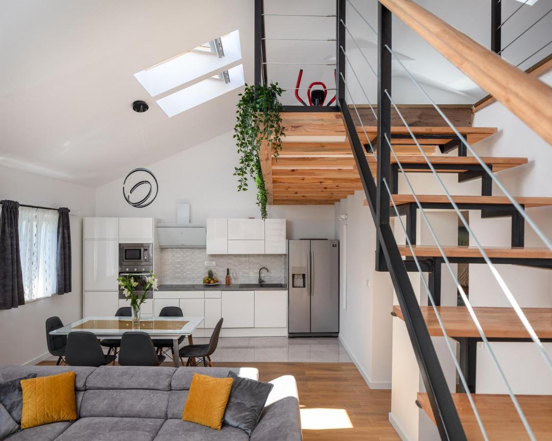 Metily Apartment Split