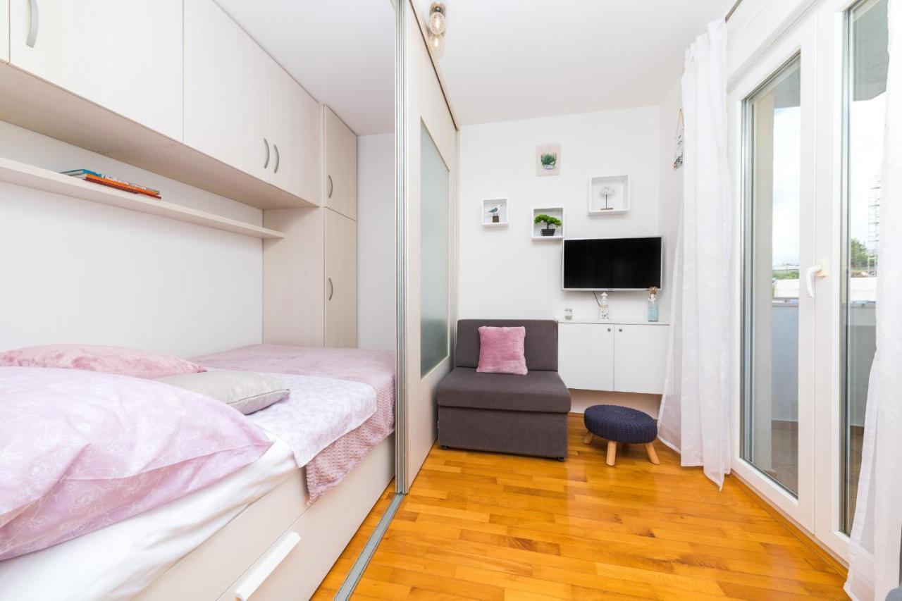 Studio Znjan With Balcony Apartman *