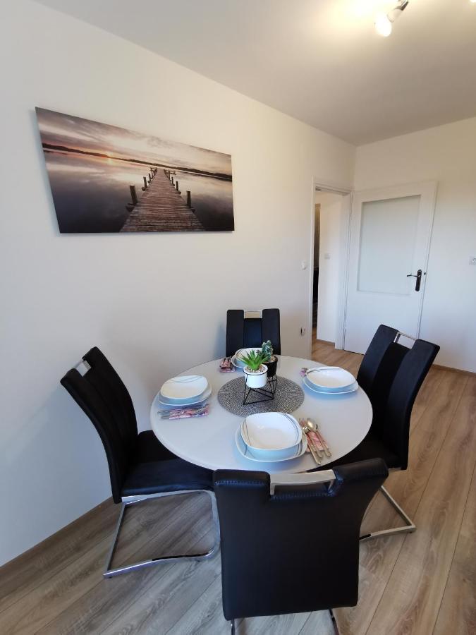 Leona Apartment