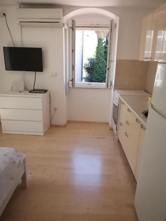 Modern In A Superb Location Apartment Split