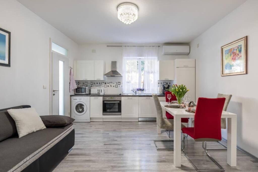 Buki **** Apartment Split
