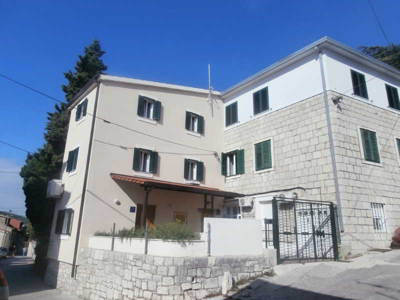 Apartments & Rooms Toni 3*