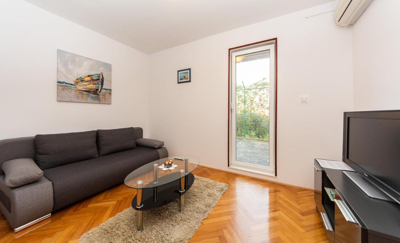 Mary Apartment Split