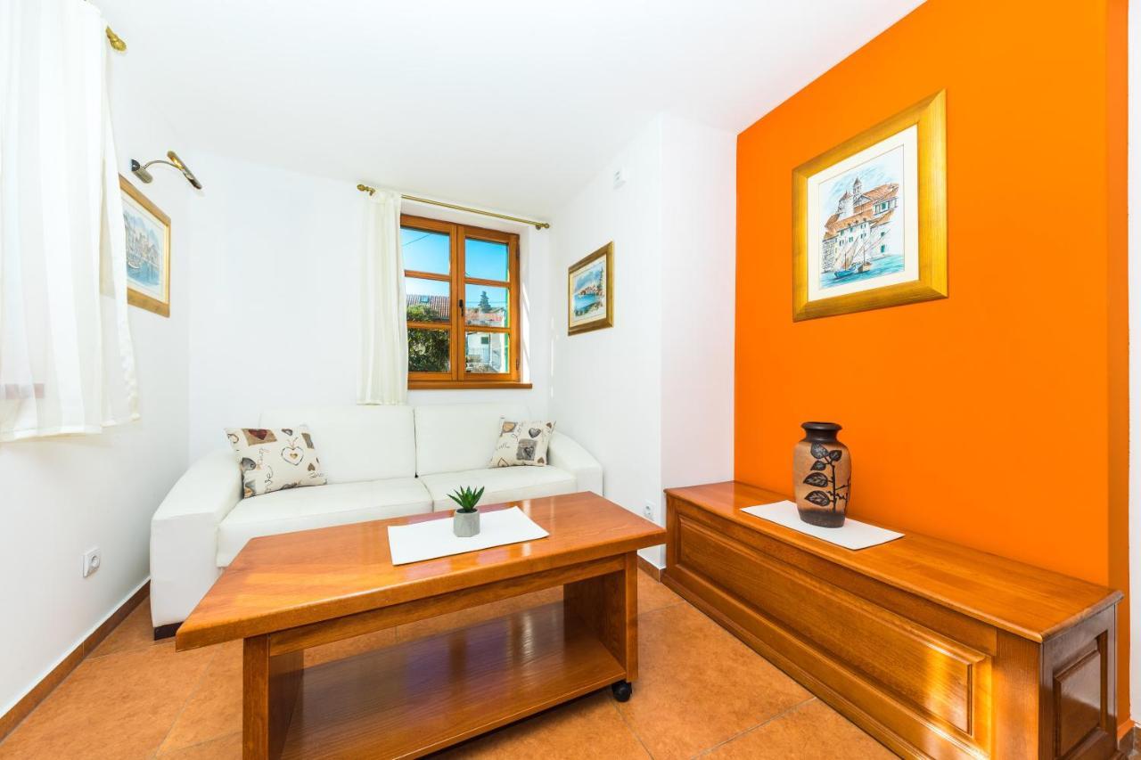 Perla Varos Apartment *