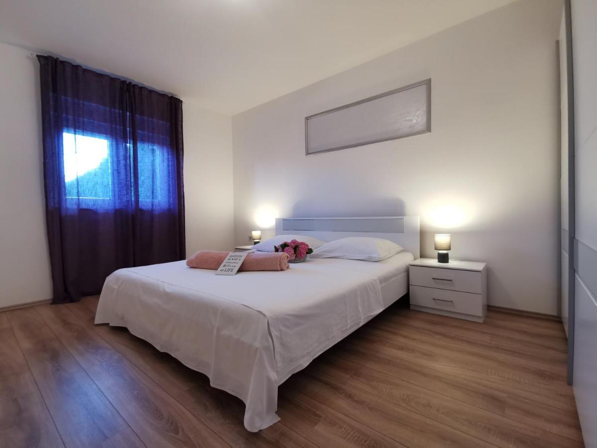 Apartment Leona *