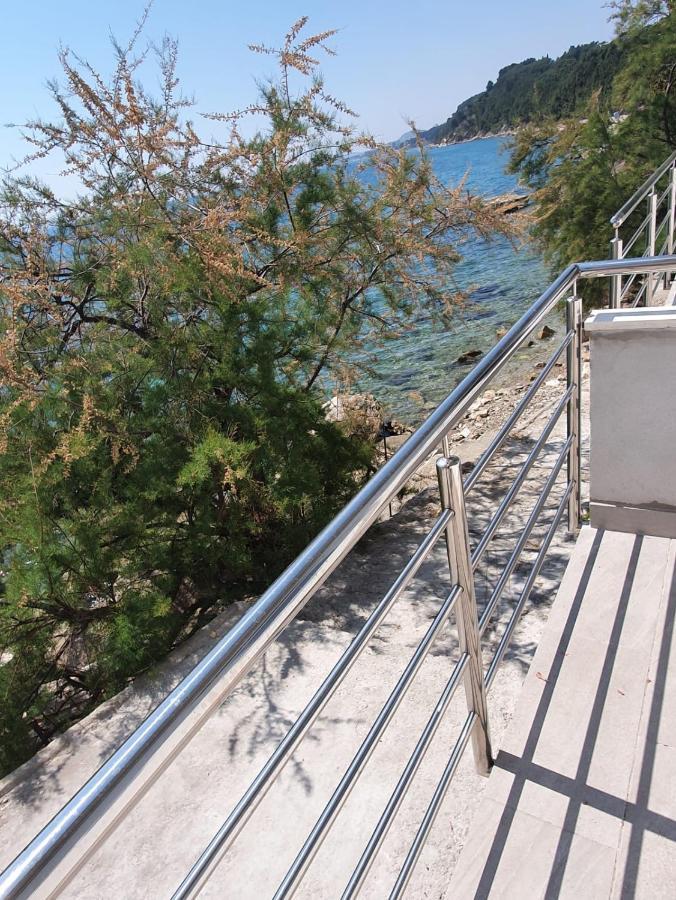 Ruzica -stobrec, Near *