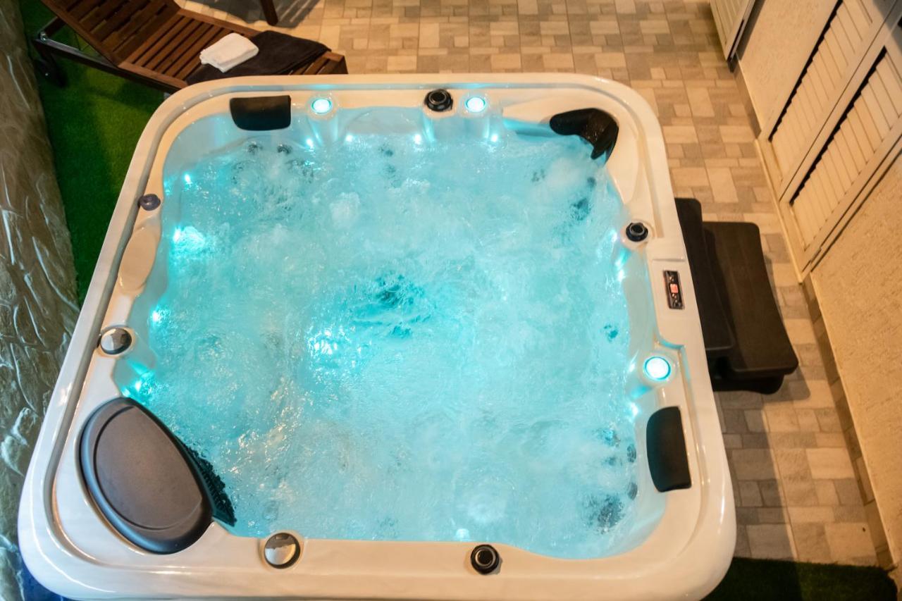 Pebbles - With Jacuzzi *