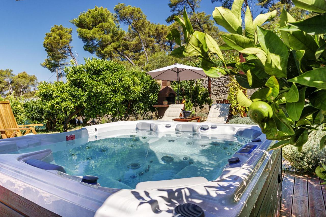 Karina - Unique Location With Jacuzzi Split