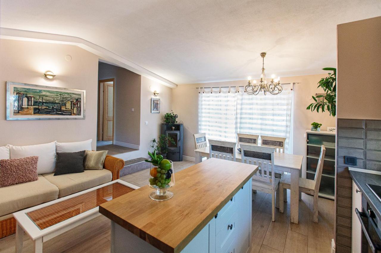 Karina - Unique Location With Jacuzzi Ferienhaus Split