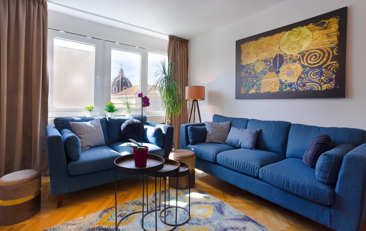 Deluxe Center Blue Apartment Split