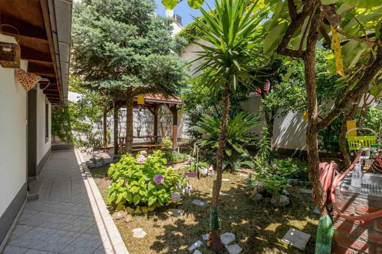 Apartment Paradise Garden *