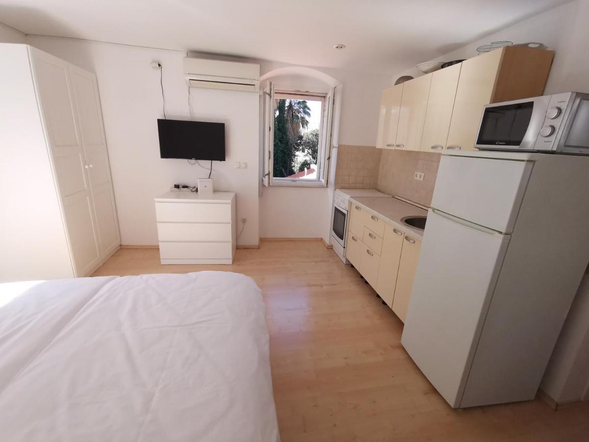 Modern In A Superb Location Apartment Split