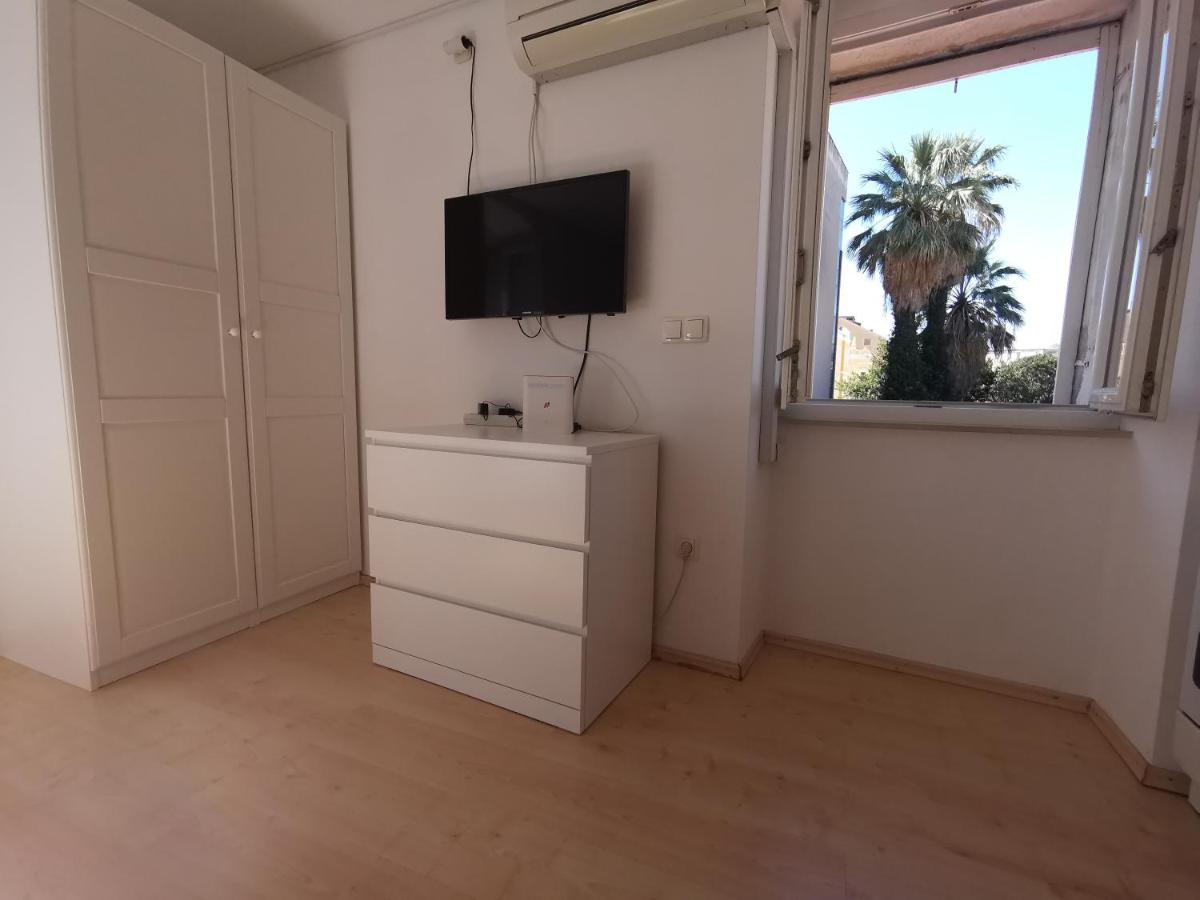 Modern In A Superb Location Appartement