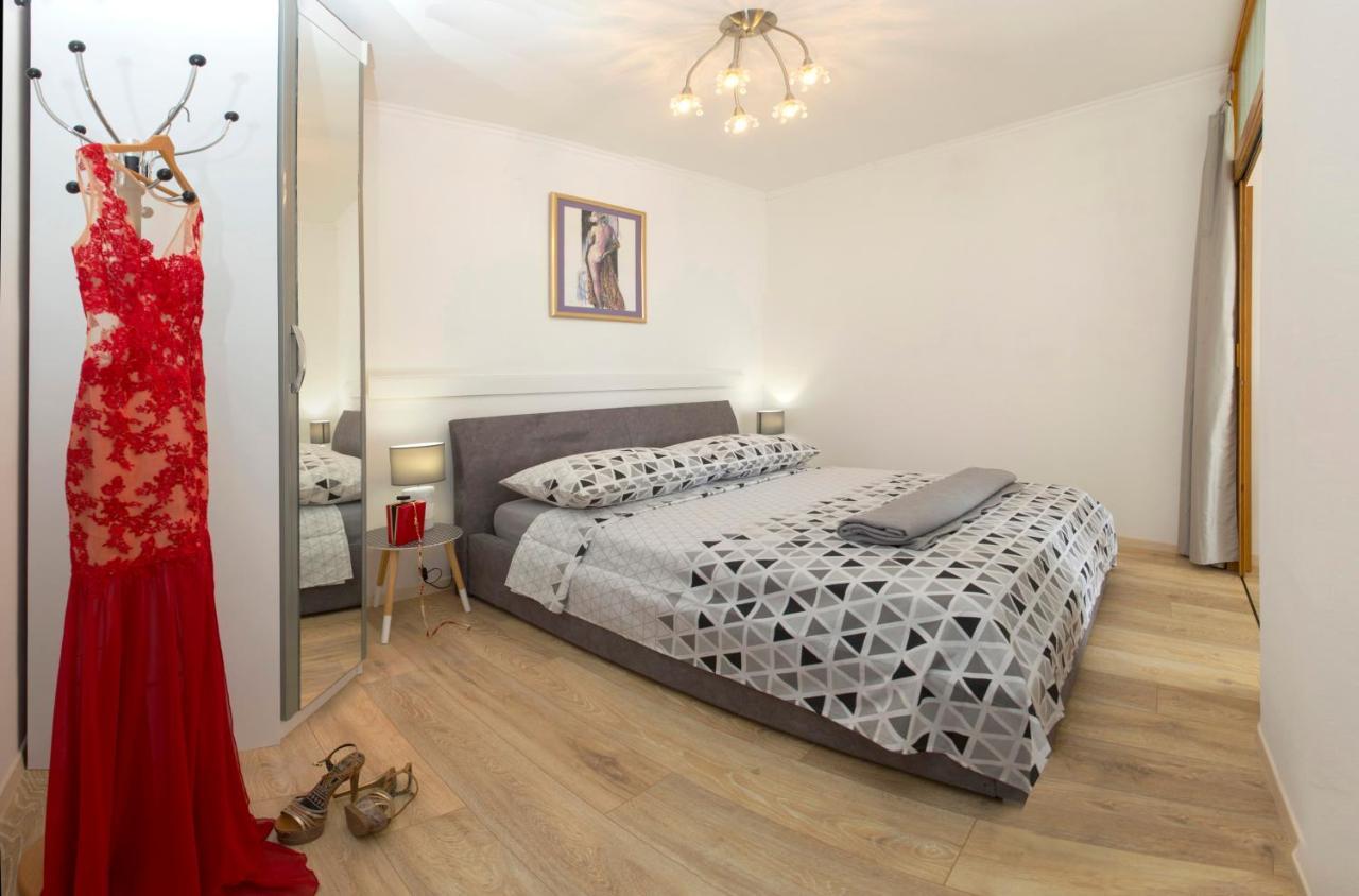 Aurora Apartment Split