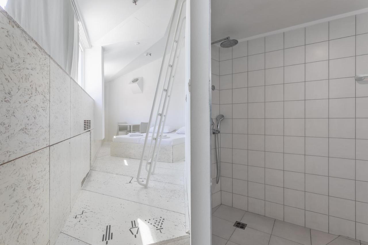 Design One Hostel *