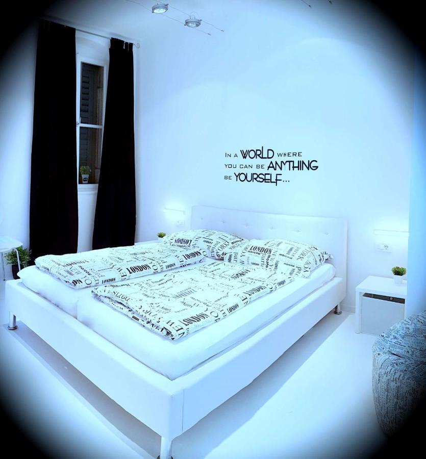 One Little Star Apartment Split
