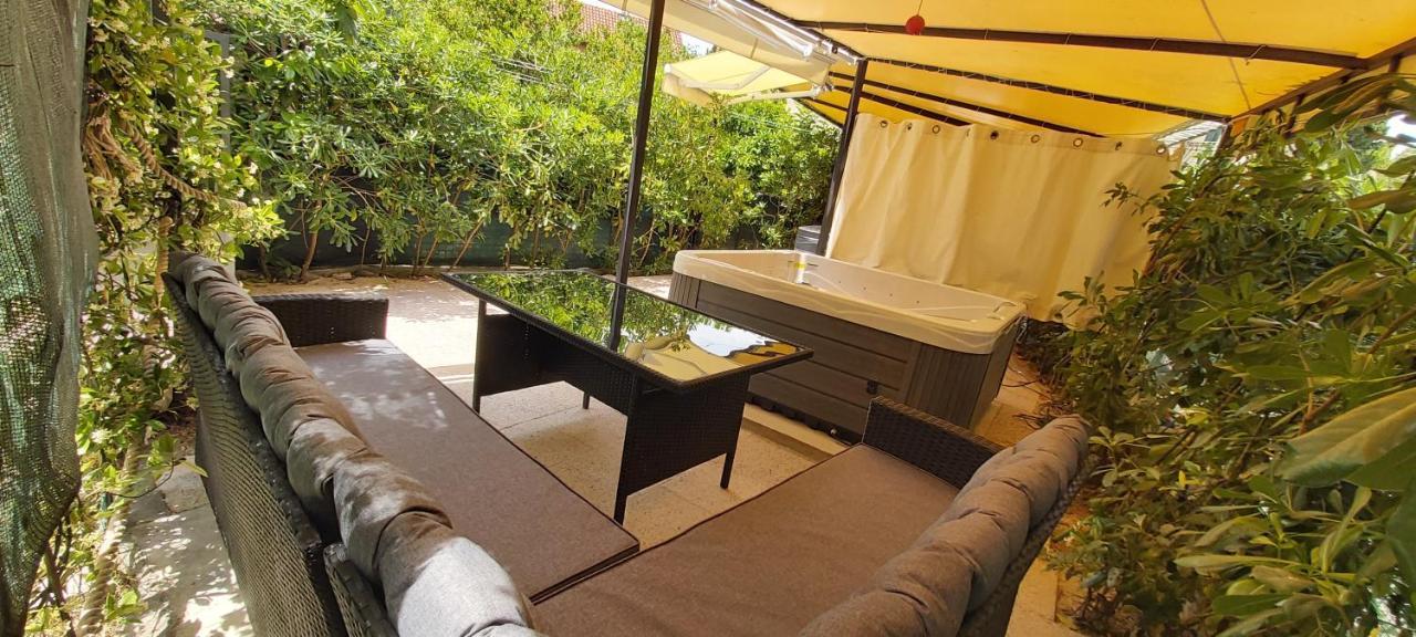 Johnny Croatia With Hot Tub * Split