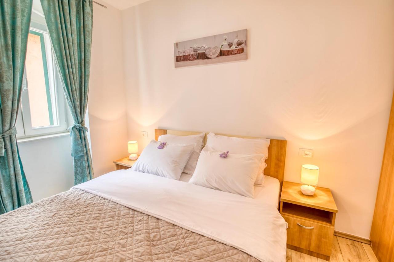 Apartment Grace, Feel At - Away From Split