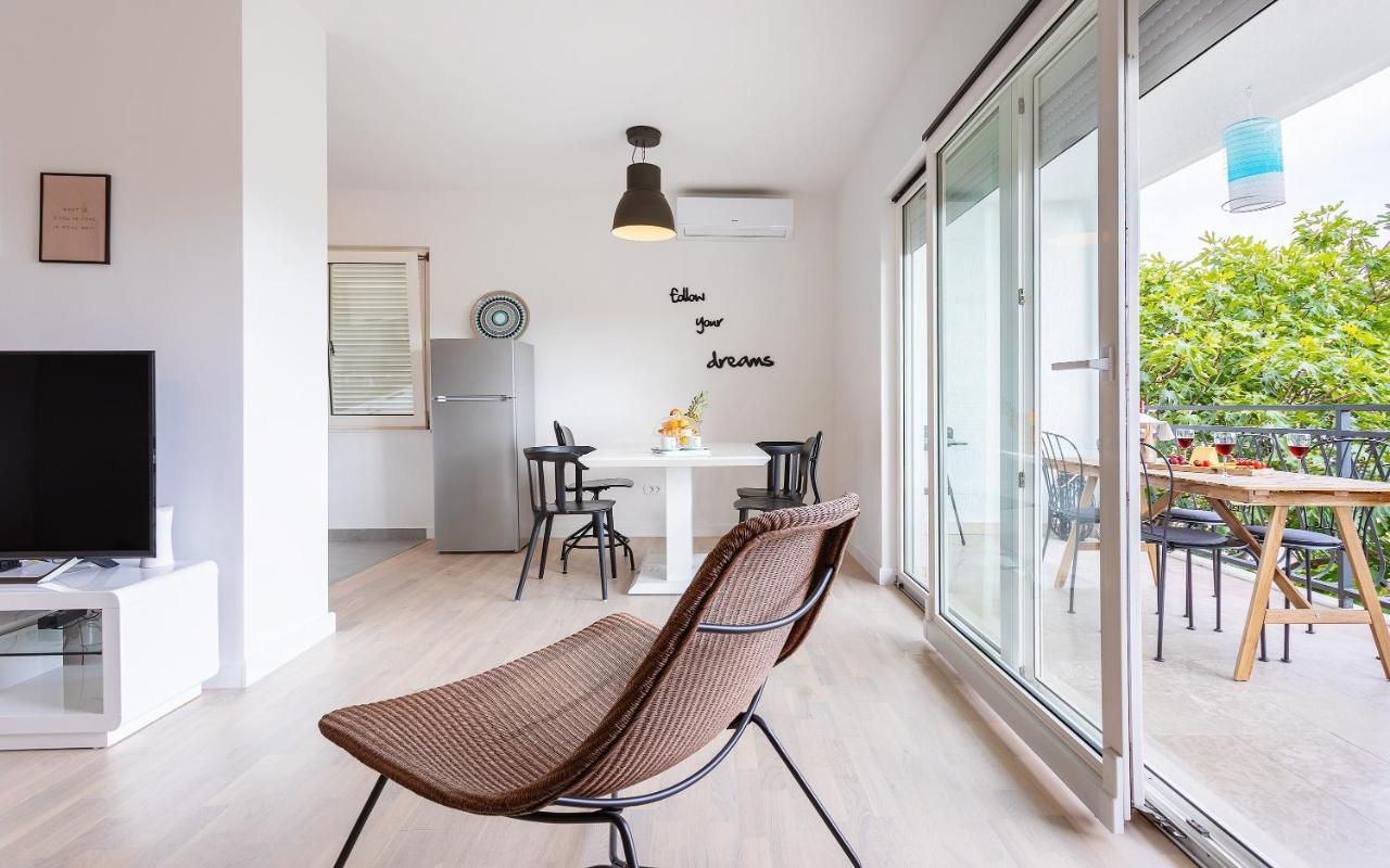 Black & White Apartment *