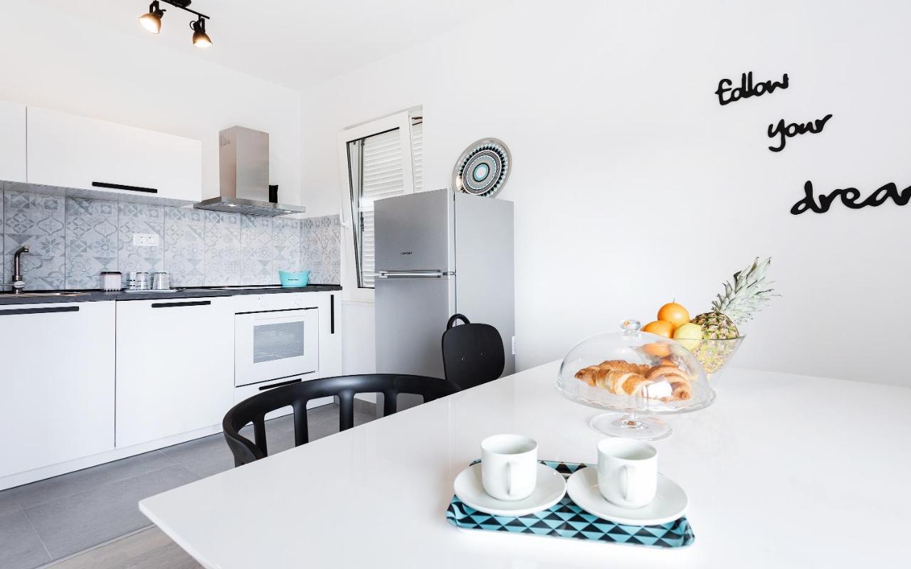Apartment Black & White *