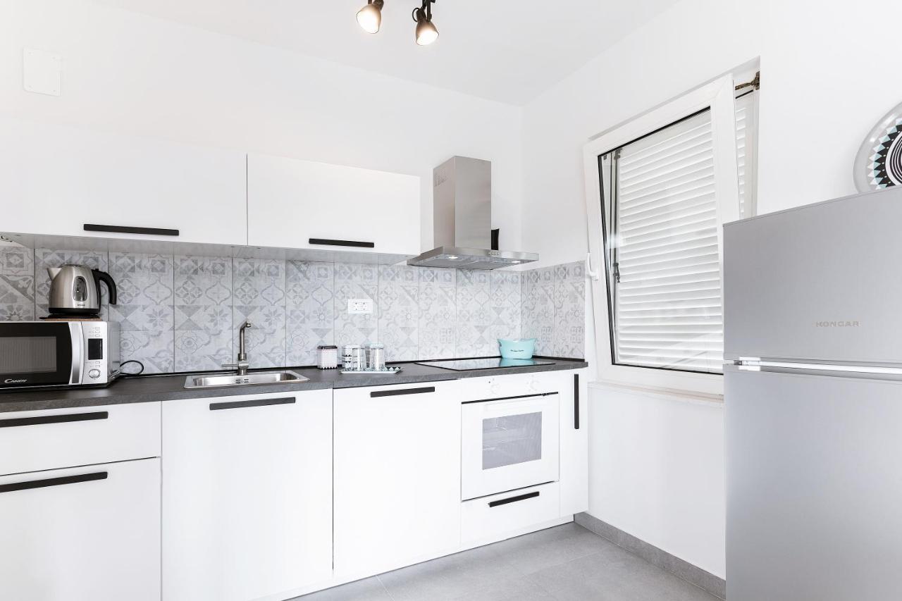 Apartment Black & White *