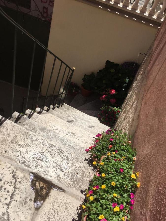Grace, Feel At - Away From Apartment *